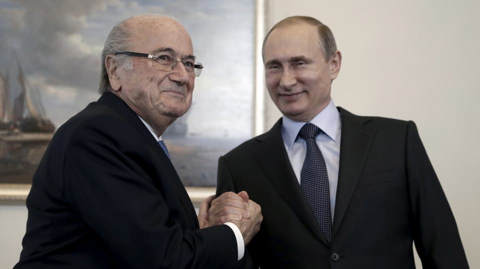 Joseph S. Blatter und Vladimir Putin geben sich die Hand.