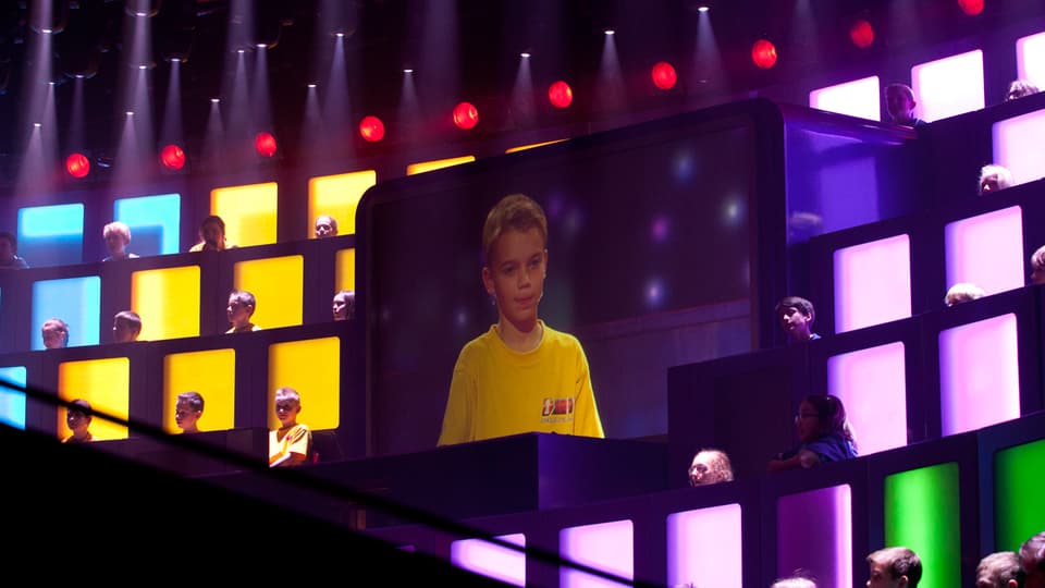 Benedikt Amsler, Einzelkandidat fürs «1 gegen 100 - Schüler-Special», sieht sich selbst auf dem riesigen Bildschirm.