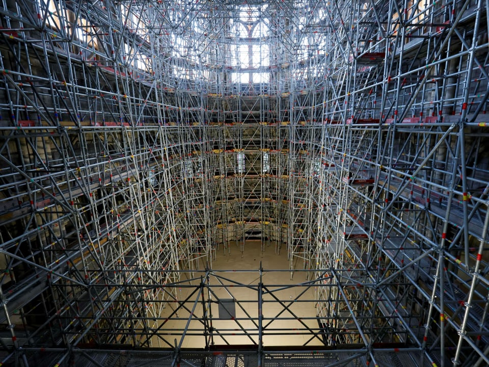Ein Blick ins Kirchenschiff der Notre-Dame im Juni 2021: Gerüst reiht sich an Gerüst.