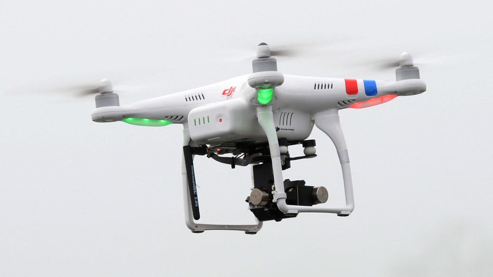 Fliegende Drohne mit einer Kamera ausgerüstet. 