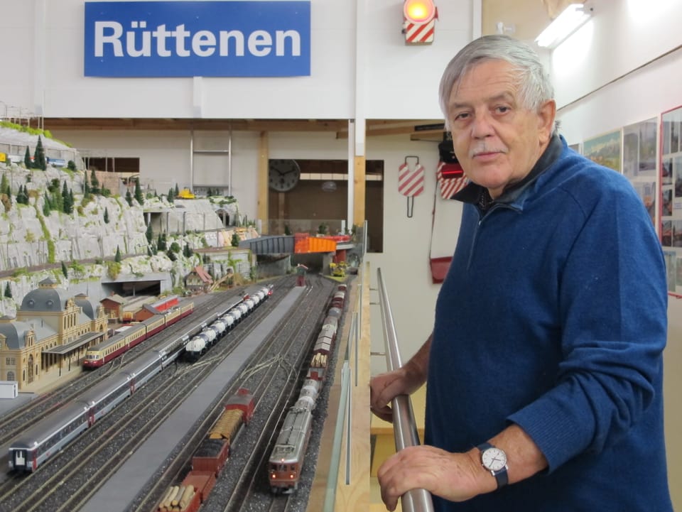 Werner Baumgartner vor Modelleisenbahnanlage