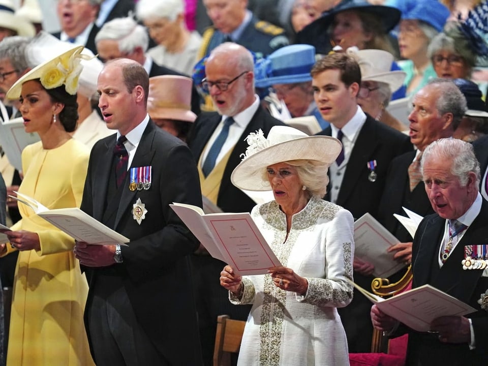 Prinz Charles (ganz rechts) mit Gattin Camilla, Duchess of Cornwall.