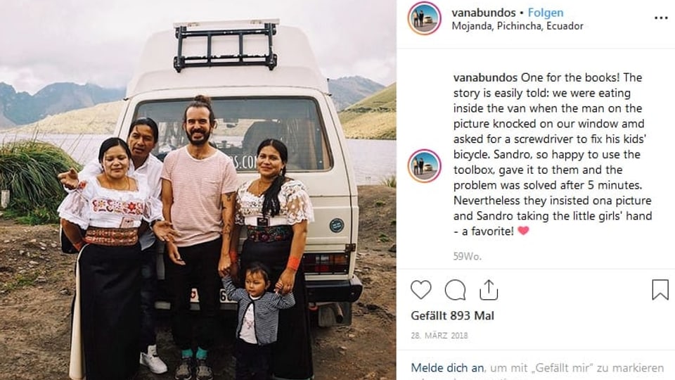 Junger Mann vor weissem VW-Bus mit einer Familie aus Ecuador posierend.