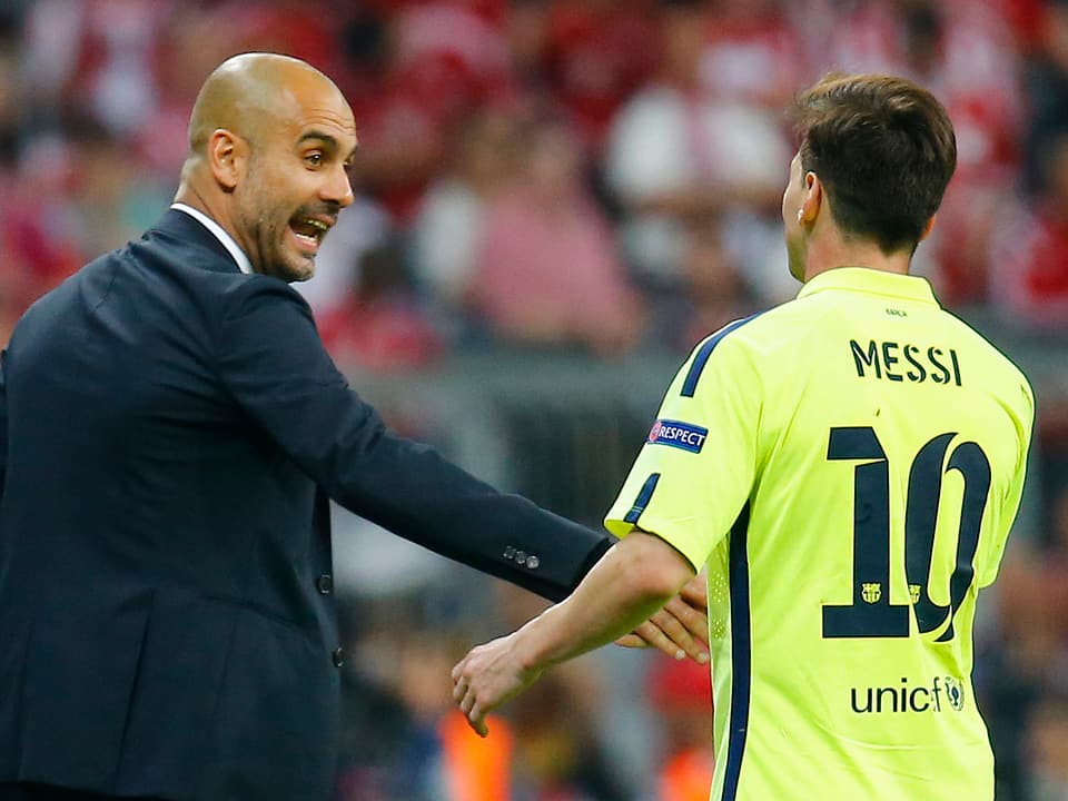 Pep Guardiola erklärt Leo Messi etwas auf dem Feld.