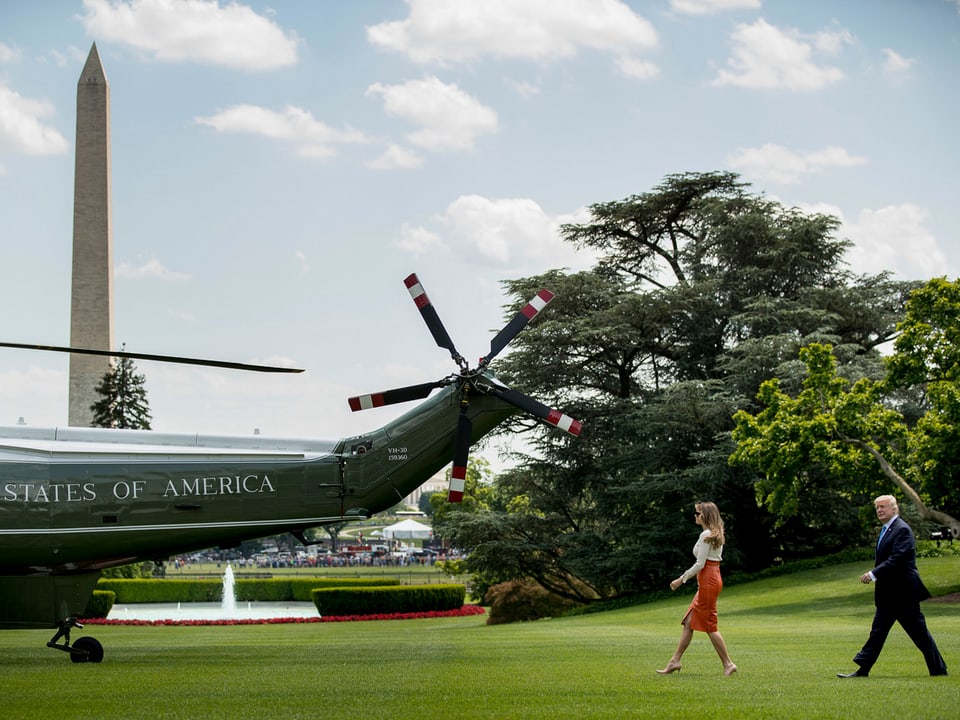 Donald Trump und seine Frau gehen in Richtung des Präsidenten-Helikopters