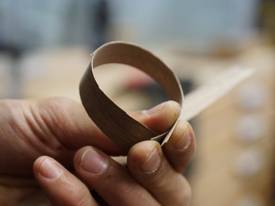 Ein Stück feines Holz zu einem Ring gebogen.