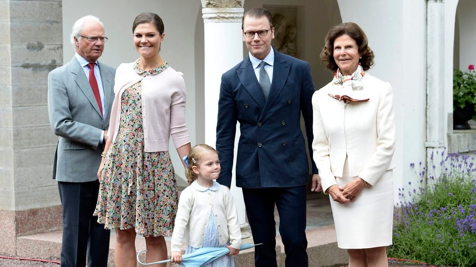 Carl Gustaf, Victoria, Daniel, Estelle und Silvia posieren für die Fotografen.