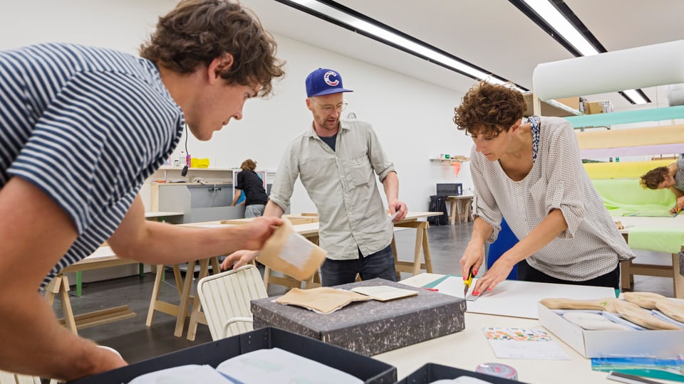 Roland Roos (Mitte) produziert mit seinem Team Im Kunstmuseum sein Kinderbuch.