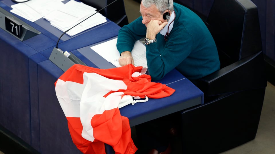 Zu sehen eine Schweizer Flagge im EU-Parlament.