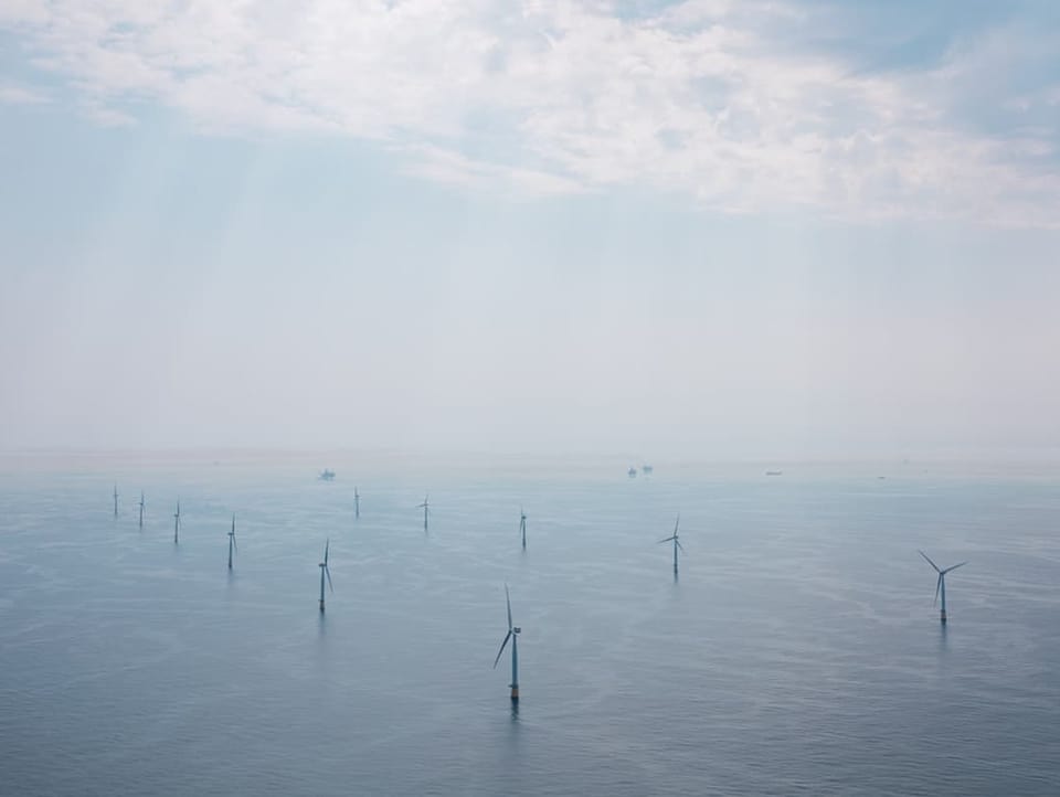 Luftaufnahme des Windparks. Es gibt zwei Reihen von insgesamt elf Windturbinen, die in der Nordsee stehen.