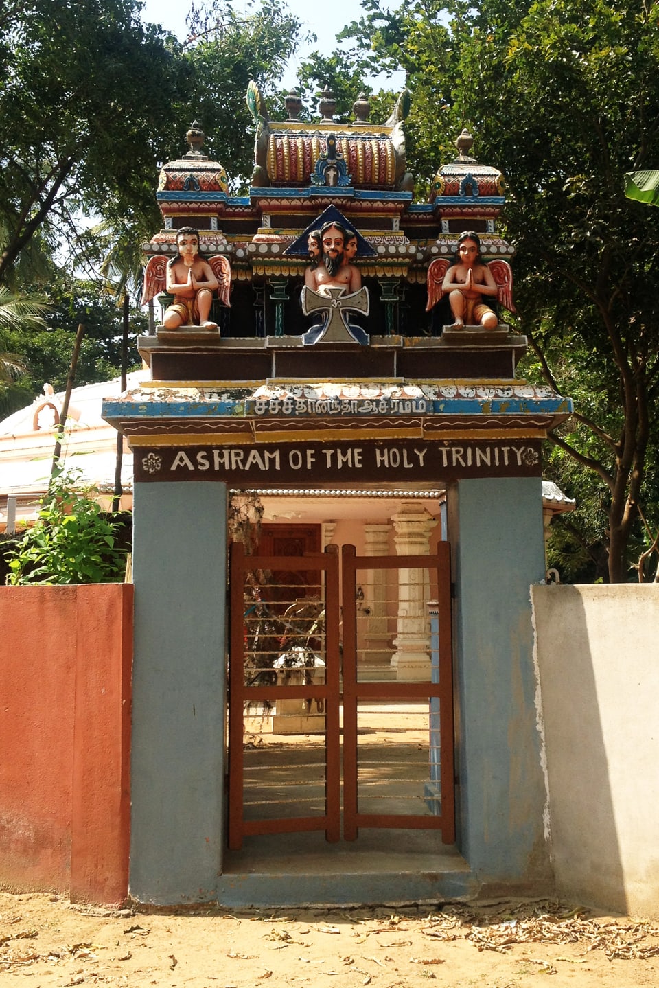 Eingangstor auf dessen Bogen indische Figruen abgebildet sind. 