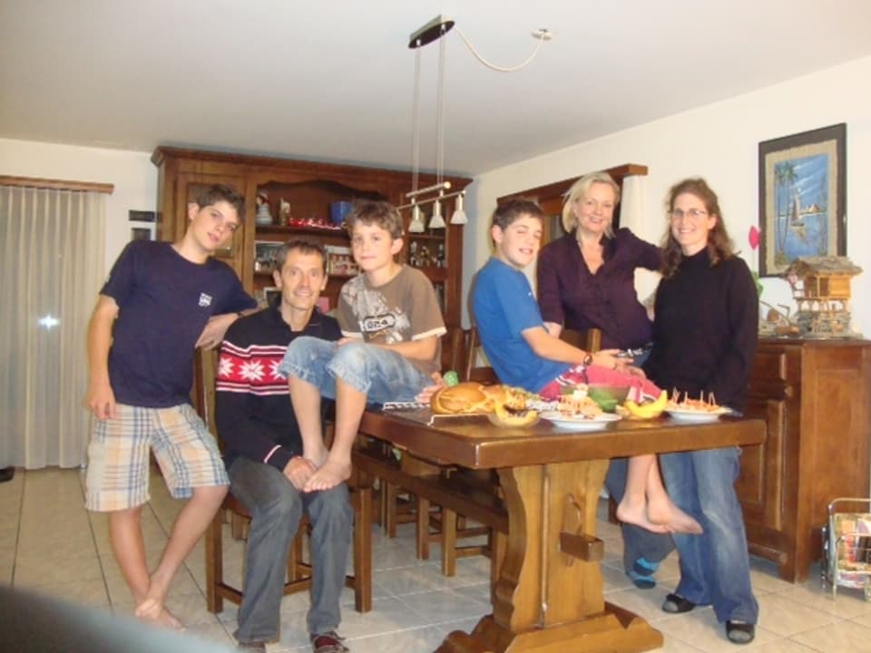 Ganze Familie mit Antje Skodock um den Esstisch versammelt.