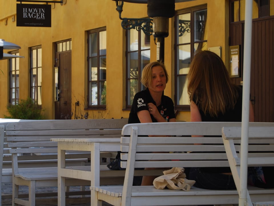 Frida und Sophie Gut sitzen am Tisch unter einem Sonnenschirm