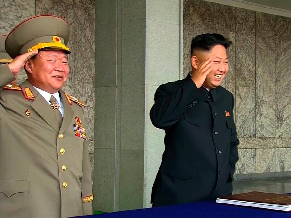 Ein lachender Kim Jong Un neben einem General.