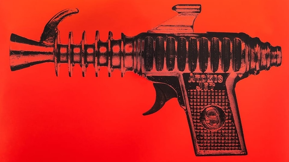 Grafische Darstellung einer futuristischen Spielzeugpistole auf rotem Hintergrund.