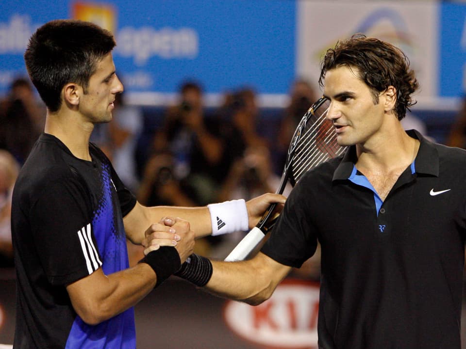 Federer beim Handshake mit Djokovic