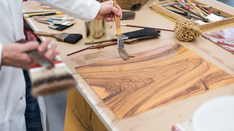 Eine Holzplatte mit Maserung auf einem Tisch.