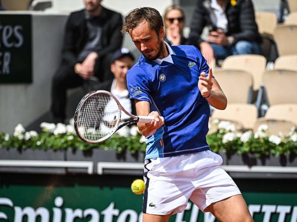 Fegte seinen Gegner Bagnis vom Platz Daniil Medwedew an den French Open in Paris.