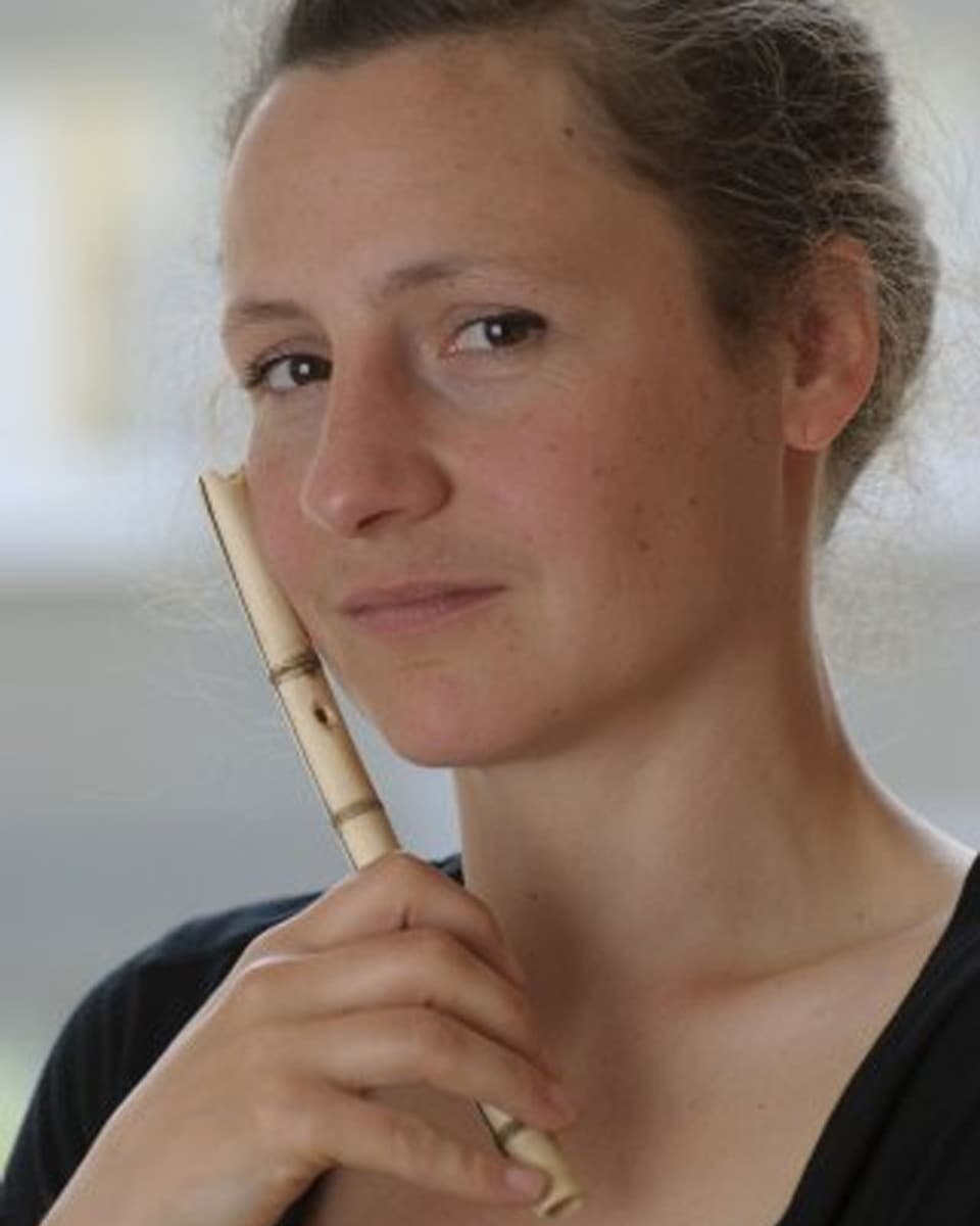Porträt der Musikerin Friederike Potengowski mit ihrer Flöte
