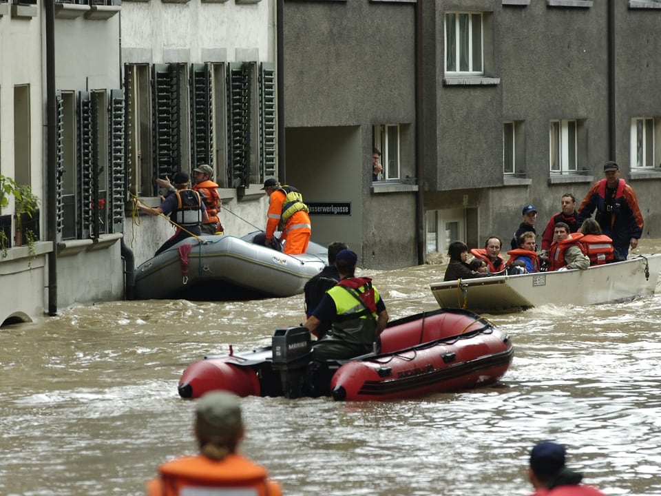 In Bern trat die Aare über die Ufer und überschwemmt das Matte-Quartier.