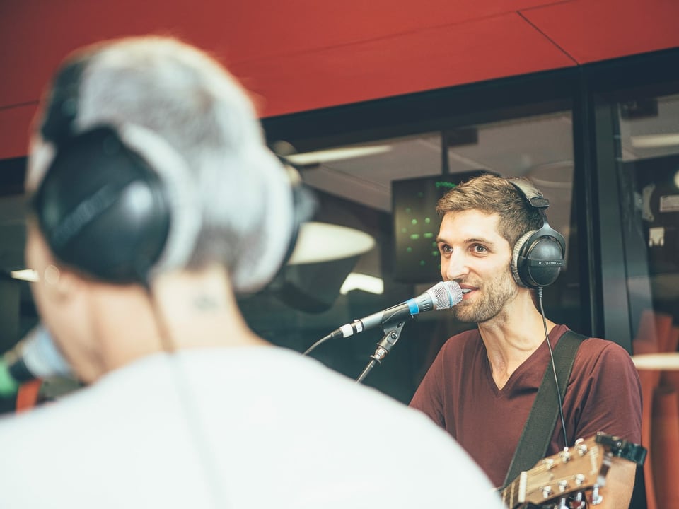 Carrousel singt live im Radiostudio.
