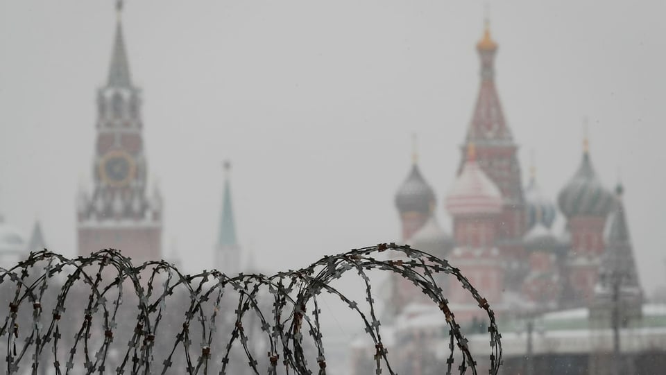 Kreml aus der Distanz, Stacheldraht im Vordergrund