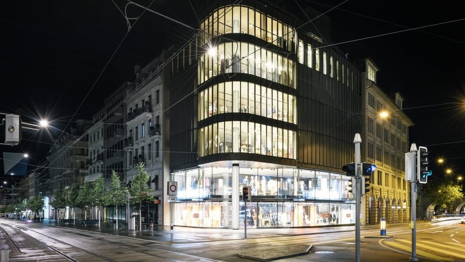 Das Modissa-Haus an der Bahnhofstrasse bei Dunkelheit.