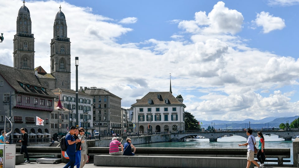 Blick von der Rathausbrücke auf das Grossmünster