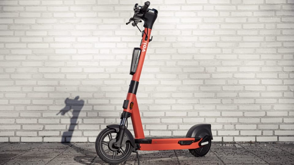 Ein E-Scooter mit Haken am Lenker. 