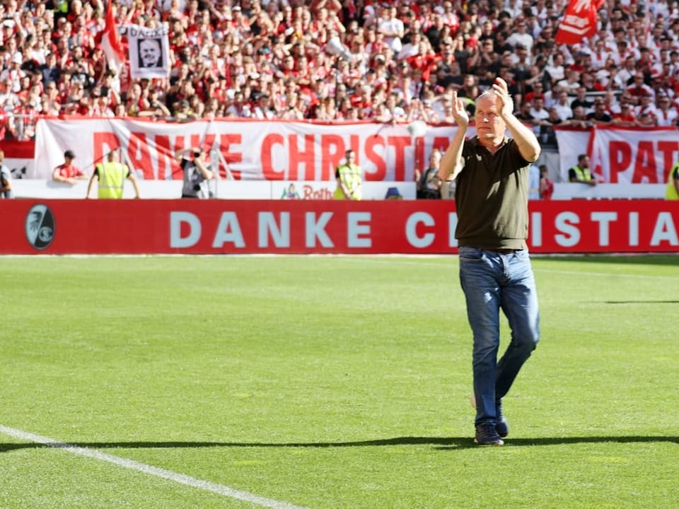 Freiburg-Trainer Christian Streich dreht vor den Fans eine Ehrenrunde.