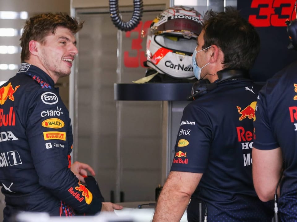 Hat der Weltmeister auch 2022 gut lachen? Max Verstappen lacht