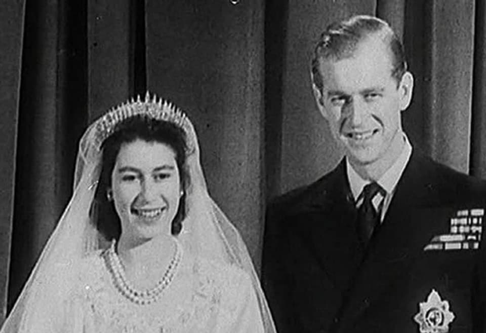Die junge Elizabeth im Brautkleid und mit Krone, daneben ihr Mann im Anzug.
