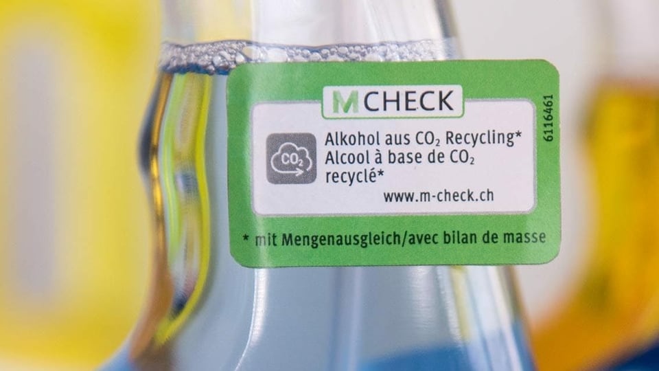 Nahaufnahme Flasche Putzmittel mit Recycling-Hinweis