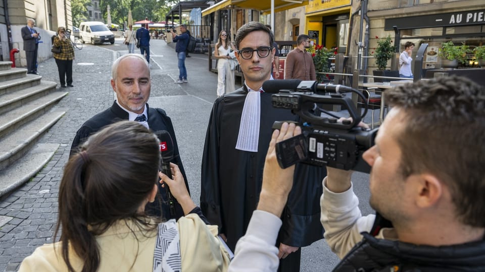Sperisens Anwälte Florian Baier (links) und Giorgio Campa im Gespräch mit den Medien 