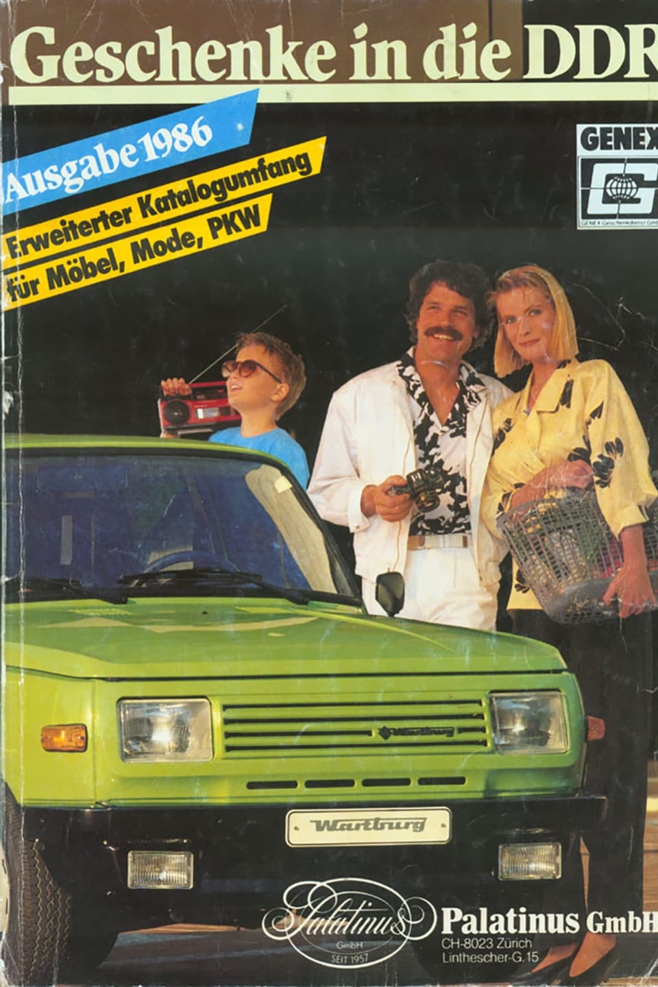 altes Cover, giftgrünes Auto, rechts daneben eine Frau mit Tasche und ein Mann mit Kamera, ein Junge mit Radio.