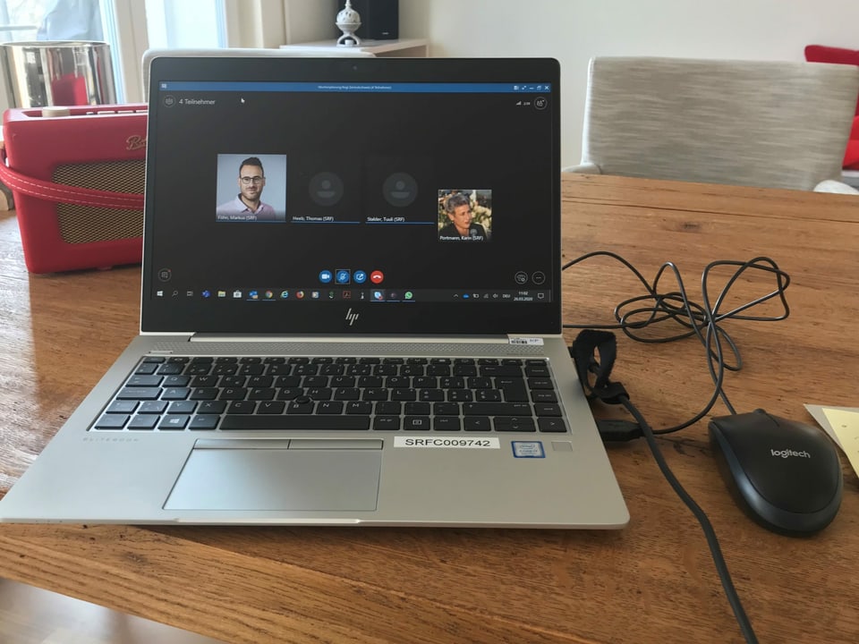 Laptop mit Skypeschaltung