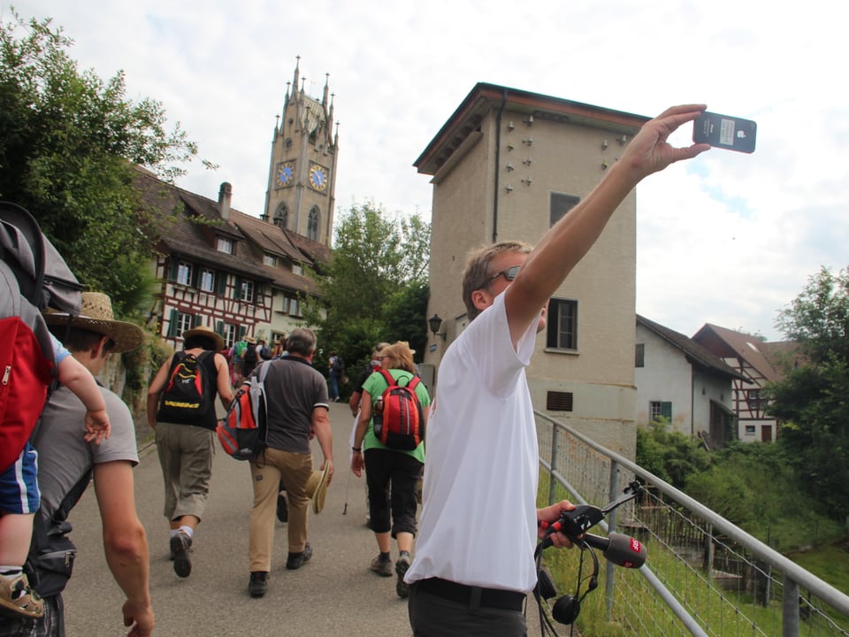Reto Scherrer schiesst in Andelfingen ein Foto mit seinem Handy.