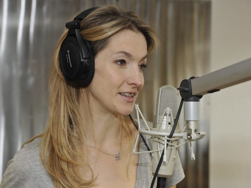 Das Bild zeigt Susanne Stäckl in einem Radiostudio. 