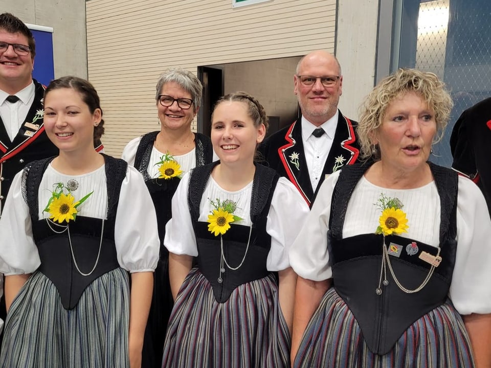 Vier Trachtenfrauen eines Jodlerchors.