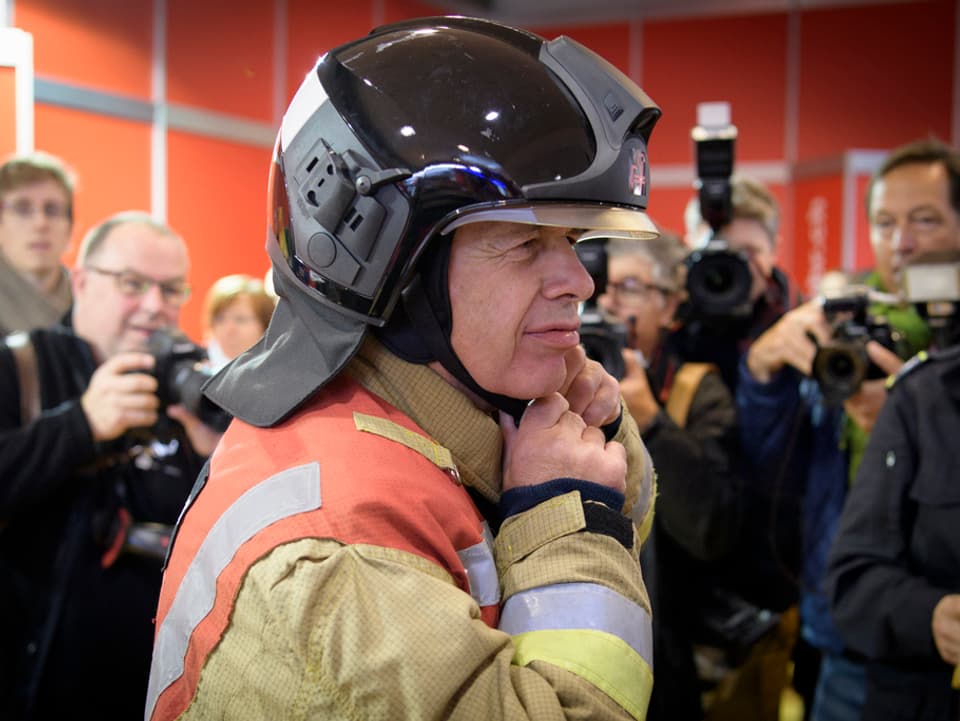 Bundesrat Ueli Maurer macht sich bereit für seinen Auftritt als Feuerwehrmann an der Olma.