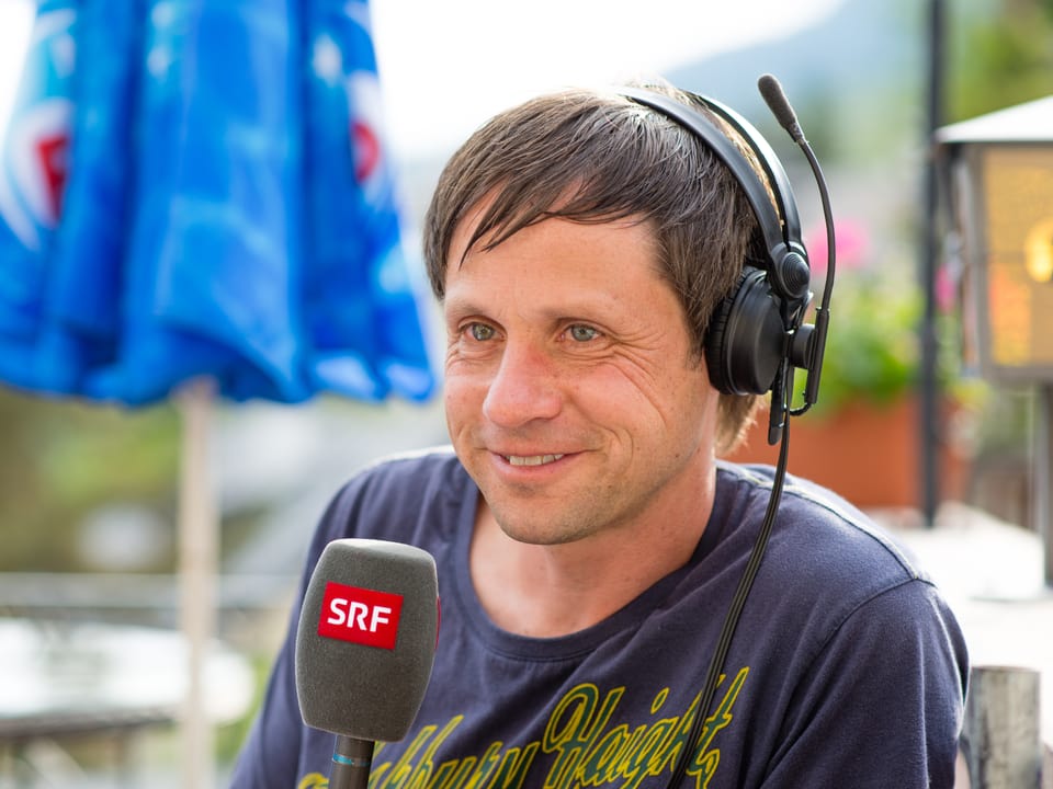 Während der Live-Schaltung hört David Spinnler auf Nik Hartmann, der aus Zürich sendet.
