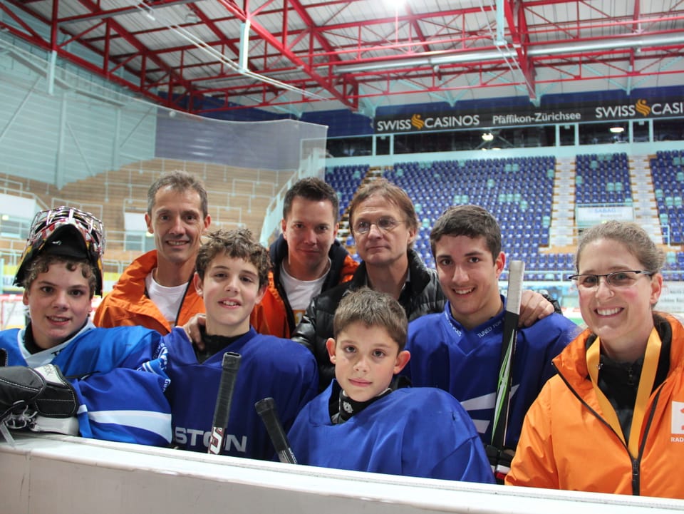 Die Familie Ambrosini mit Sven Epiney und Trainerlegende Arno Del Curto.
