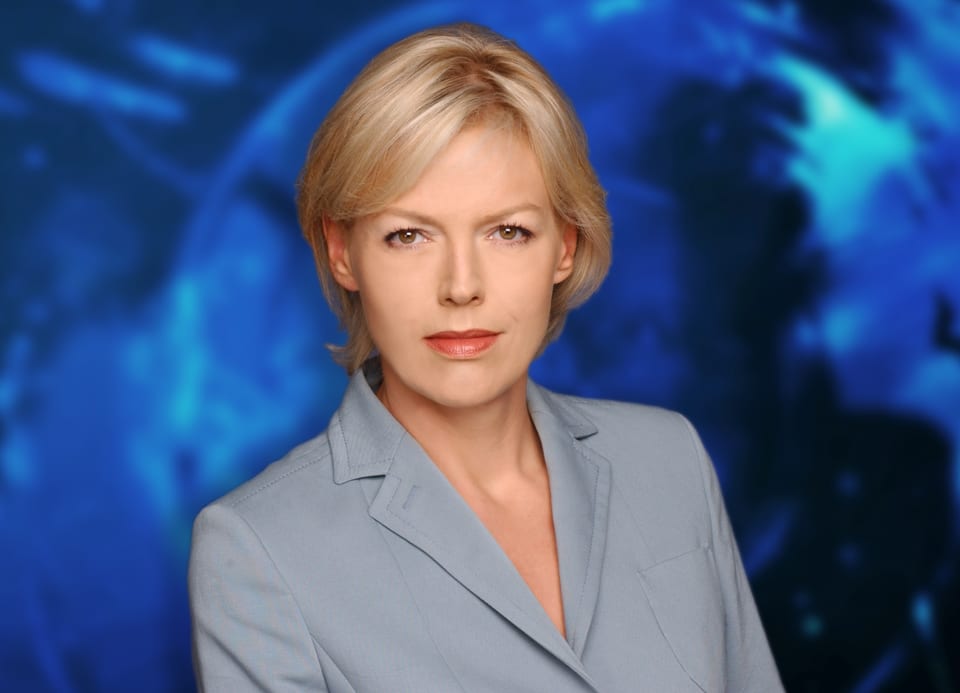 Katja Stauber in einem blauen Anzug im Porträtfoto.