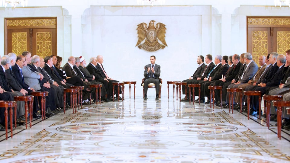 Der syrische Staatspräsident Baschar al-Assad bei einem Treffen mit Vertretern des Libanons.