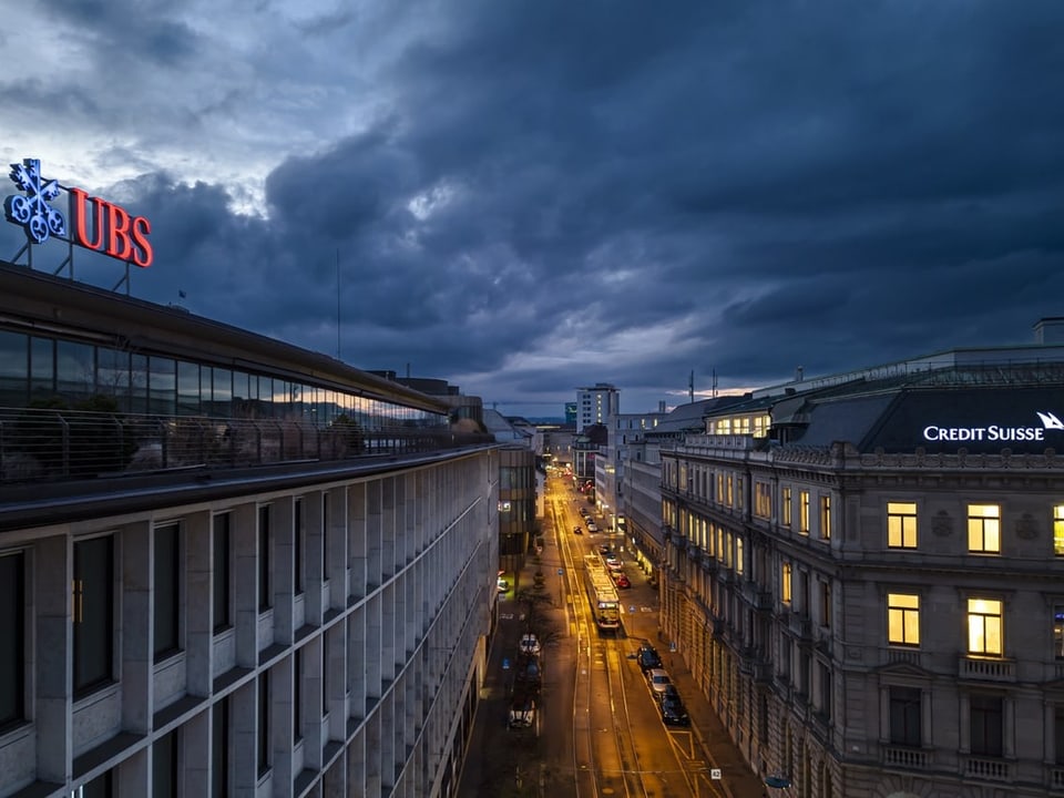 Dunkle Wolken liegen über den beiden Grossbanken am Paradeplatz in Zürich