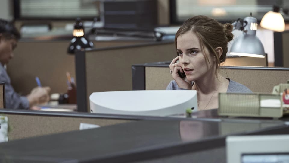 Mae (Emma Watson) sitzt telefonierend im Büro.