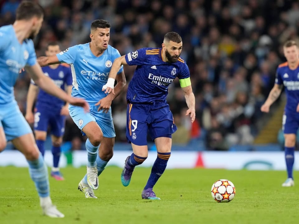 Rodri im Zweikampf mit Karim Benzema