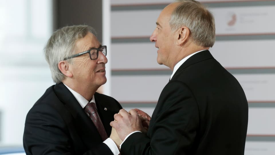 Lettlands Präsident Andris Berzin (rechts) als Gastgeber begrüsst den EU-Kommissionspräsidenten Jean-Claude Juncker