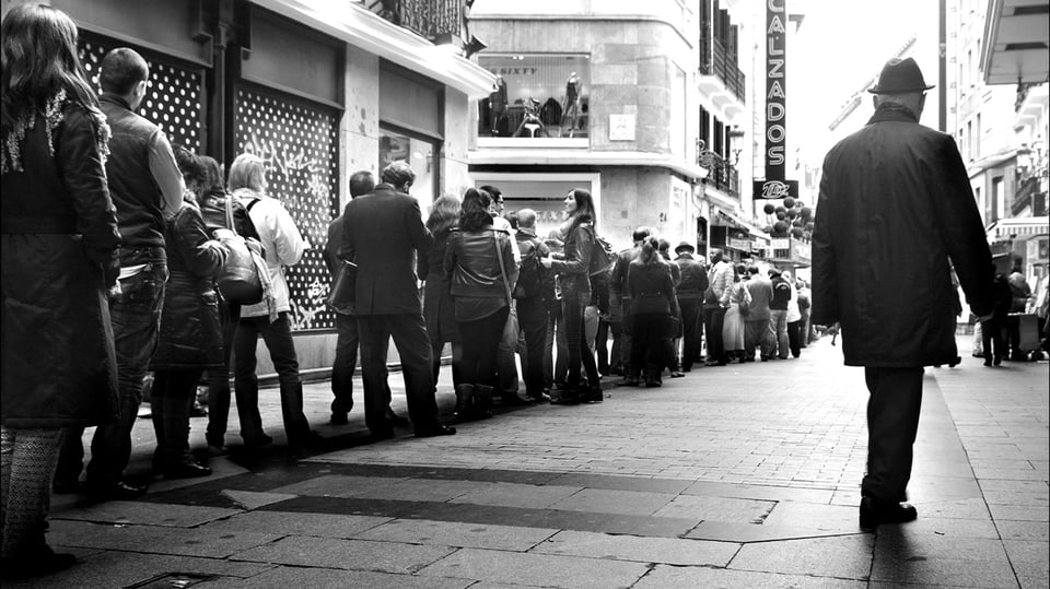 Eine lange Schlage vor einem Lotto-Geschäft in Madrid.