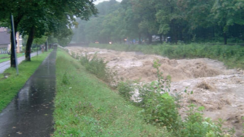 Blick auf die Kleine Schliere während den Unwettern von 2005: Das Wasser ist hoch und braun und schwappt beinahe über die Ufer.